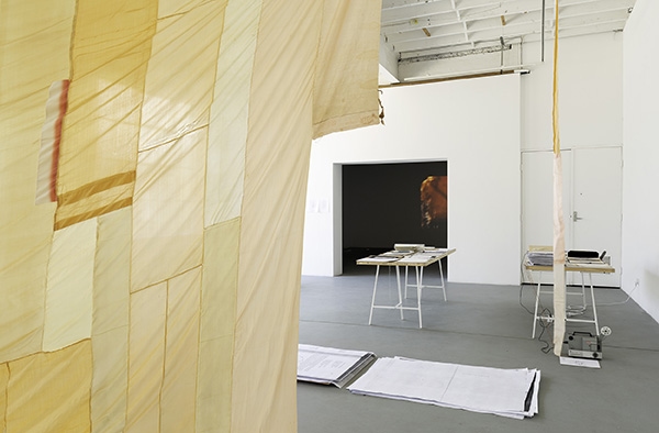 The movement of the aside thumbnail image